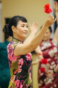 何姐和她的旗袍朋友穿各种各样的旗袍拍照片