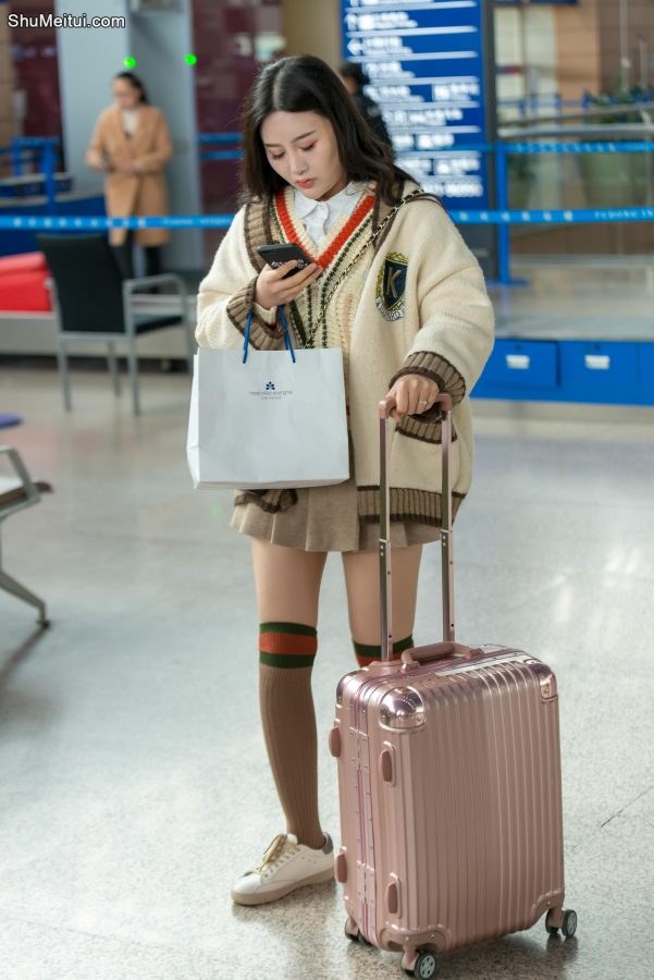 准备登机的熟妇，穿了短裙筒袜显得很年轻[第1张/共7张]