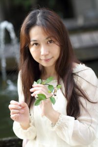 月姐穿短裙露腿外出拍照