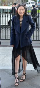 大街上拍摄调皮的美女，高跟鞋玉足诱人