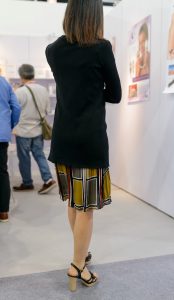 展会上的美少妇，把旁边的老头迷的神魂颠倒