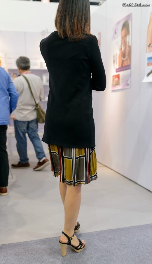 展会上的美少妇，把旁边的老头迷的神魂颠倒[第2张/共6张]