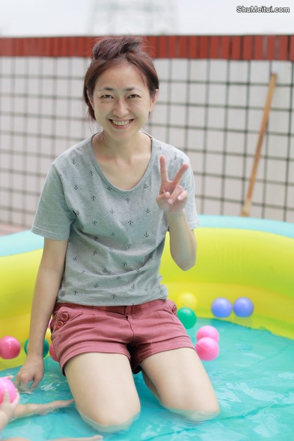 天性乐观的美少妇炎炎夏日玩水露大腿[第1张/共2张]