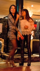 聚会中的二位美女，这身材真是不错，隔壁的男孩眼直了