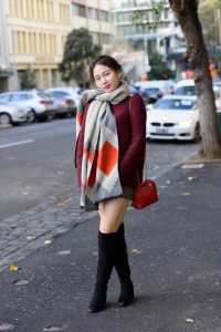 冬日穿短裤露大腿的美女在大街上就缠着我给她拍照