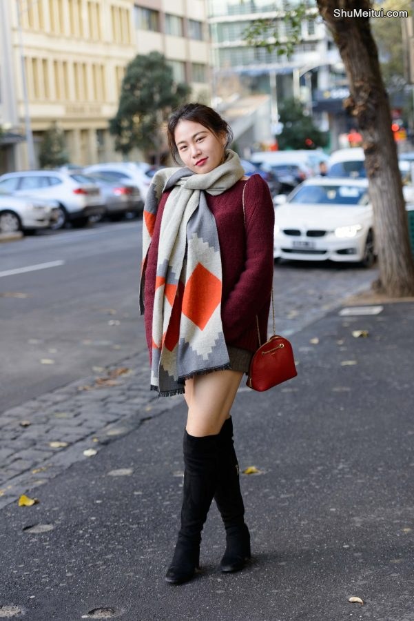 冬日穿短裤露大腿的美女在大街上就缠着我给她拍照[第2张/共5张]