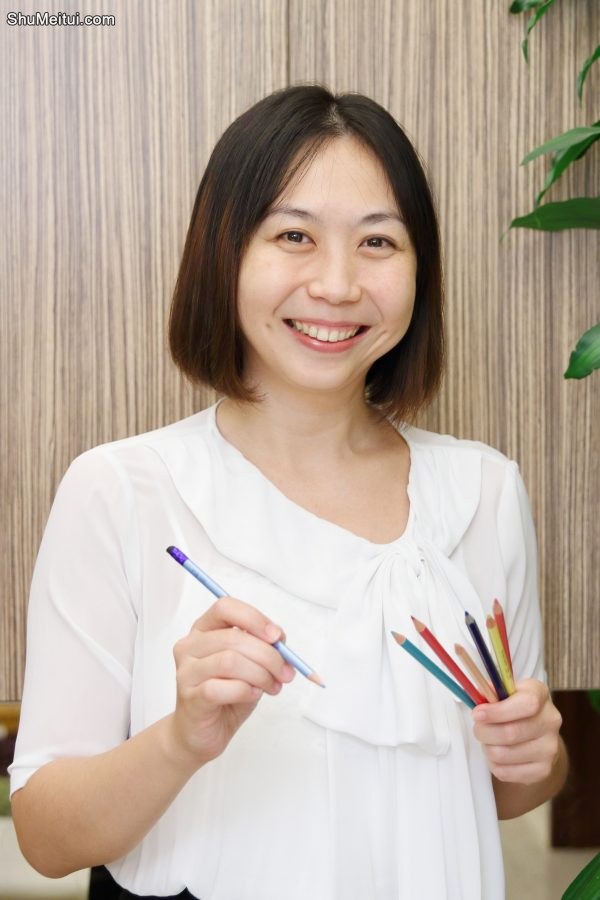 爱笑的美姐月姐在家拍照片秀美腿[第2张/共4张]