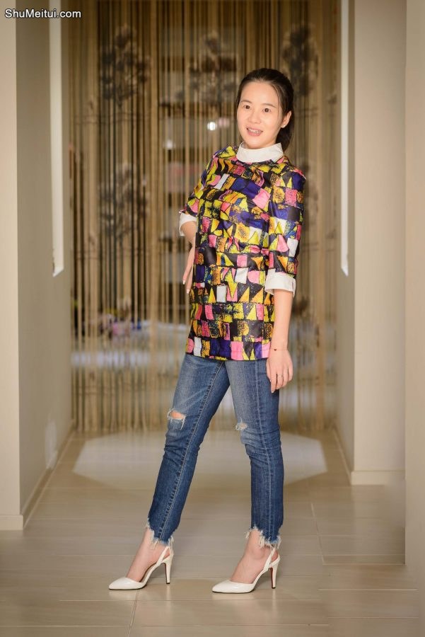 两位闺蜜在家的沙发上狂秀脚丫子[第9张/共12张]