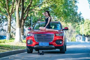 开哈弗的漂亮美女车内展示肉色丝袜美腿