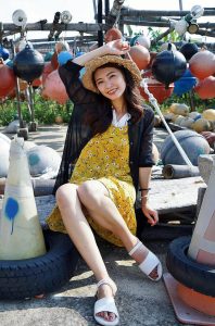 极品人妻在渔村旅行不时露出大腿