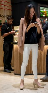 一直盯着手机看的美妇，身材杠杠的好