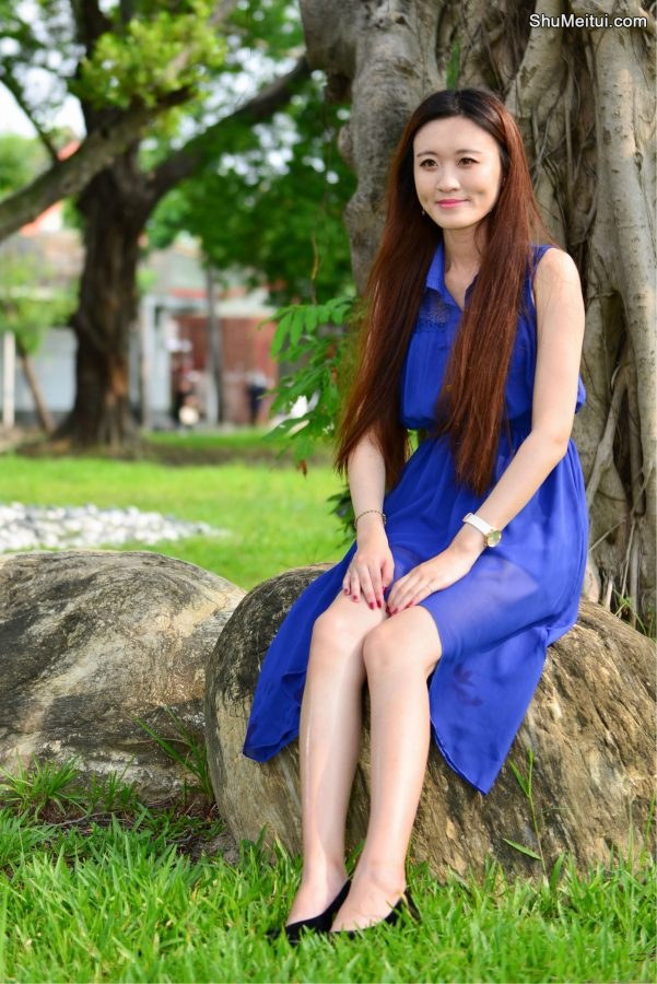 在公园给一位长发姐姐拍照美腿发亮涂了某种液体[第10张/共65张]