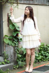 月姐穿短裙露腿外出拍照