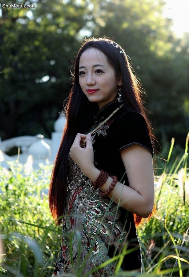 给一位气质美姐拍照，黑色短旗袍美腿性感[第12张/共19张]