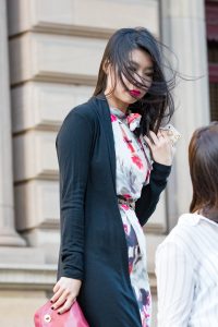 黑衣花裙的美妇简直美翻了，我的哈喇子跟不要钱似的