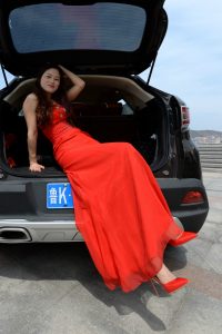 穿红色细高跟鞋的美妇带面具增加神秘感