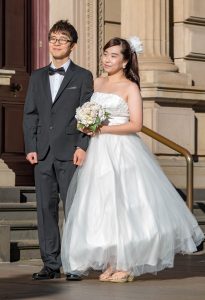 教堂外的新婚燕尔，新娘看起来是相当高兴呀