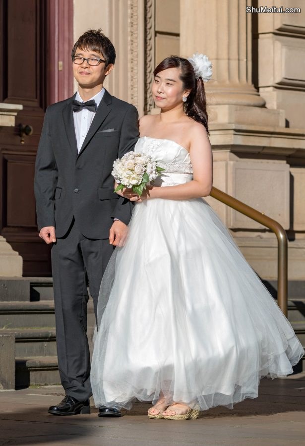 教堂外的新婚燕尔，新娘看起来是相当高兴呀[第2张/共3张]