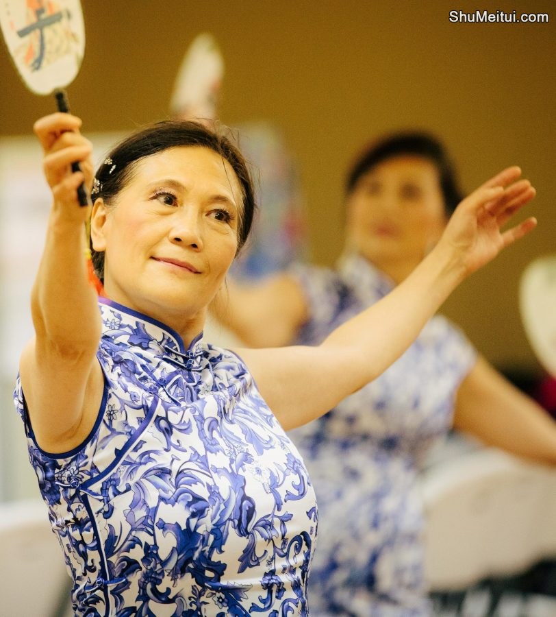 何姐和她的朋友们统一身着青花瓷旗袍排练[第20张/共35张]