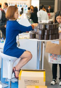 两位熟妇正积极为客人推销产品，本月奖金没问题