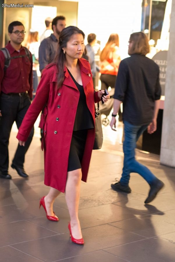 在国外奔波的大姐大，感觉像蒙古族的[第3张/共7张]