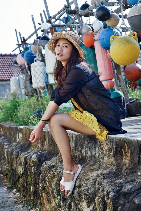 极品人妻在渔村旅行不时露出大腿[第12张/共44张]