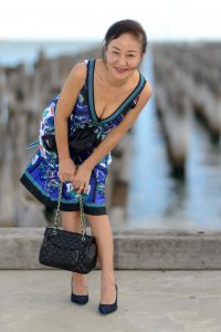 低胸美妇在海边脱了高跟鞋狂秀美足