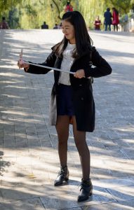 喜欢拿手机拍照的黑丝美女独自一人去踏青