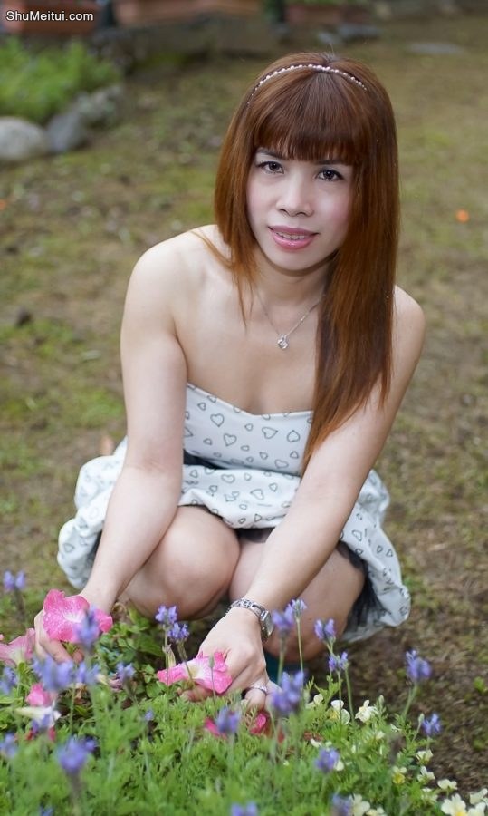 爬山喜欢穿短裙的王翠嫂，后面跟了好几个老头，嘿嘿[第10张/共16张]