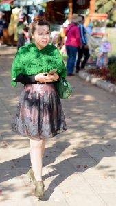 陪闺女去相亲的熟妇大姐，这母女俩真像呀