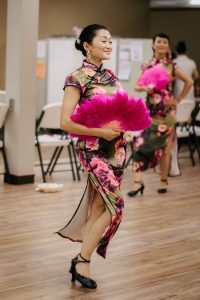 何姐和她的旗袍朋友穿各种各样的旗袍拍照片