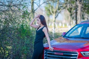 开哈弗的漂亮美女车内展示肉色丝袜美腿