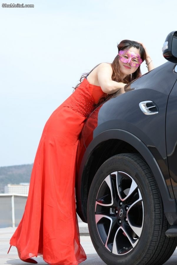 穿红色细高跟鞋的美妇带面具增加神秘感[第3张/共13张]