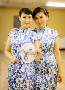 何姐和她的朋友们统一身着青花瓷旗袍排练