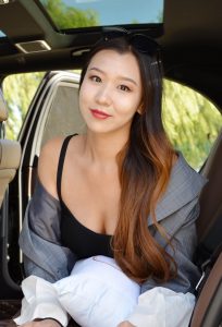 车子和身材都是S级的这个美女真给劲