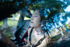 开哈弗的漂亮美女车内展示肉色丝袜美腿