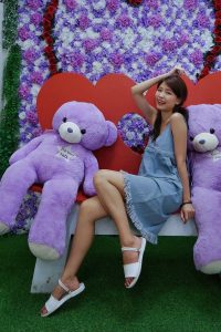 穿平底凉鞋的美腿人妻在巨石阵游玩