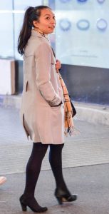 这位大姐不知道被什么给吸引了，回眸一笑还挺俊的