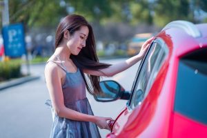 开哈弗的漂亮美女穿肉丝高跟鞋露背车模照片