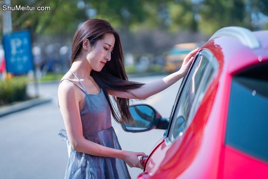 开哈弗的漂亮美女穿肉丝高跟鞋露背车模照片[第7张/共19张]