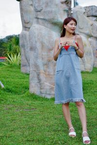 穿平底凉鞋的美腿人妻在巨石阵游玩