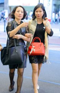 熟妇大姐组团购物去喽，别说还蛮潮流的