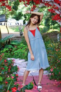 穿平底凉鞋的美腿人妻在巨石阵游玩