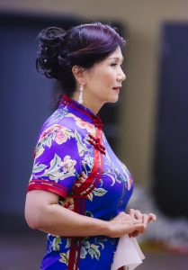 何姐和她的旗袍朋友穿各种各样的旗袍拍照片