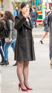 指点江山的黑衣大姐一下子就发现了我，好本领