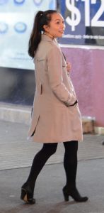 这位大姐不知道被什么给吸引了，回眸一笑还挺俊的