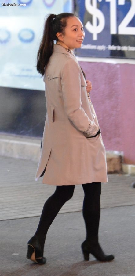 这位大姐不知道被什么给吸引了，回眸一笑还挺俊的[第4张/共4张]