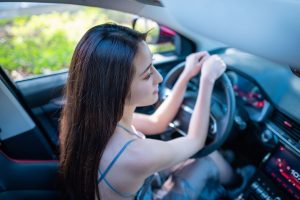 开哈弗的漂亮美女穿肉丝高跟鞋露背车模照片