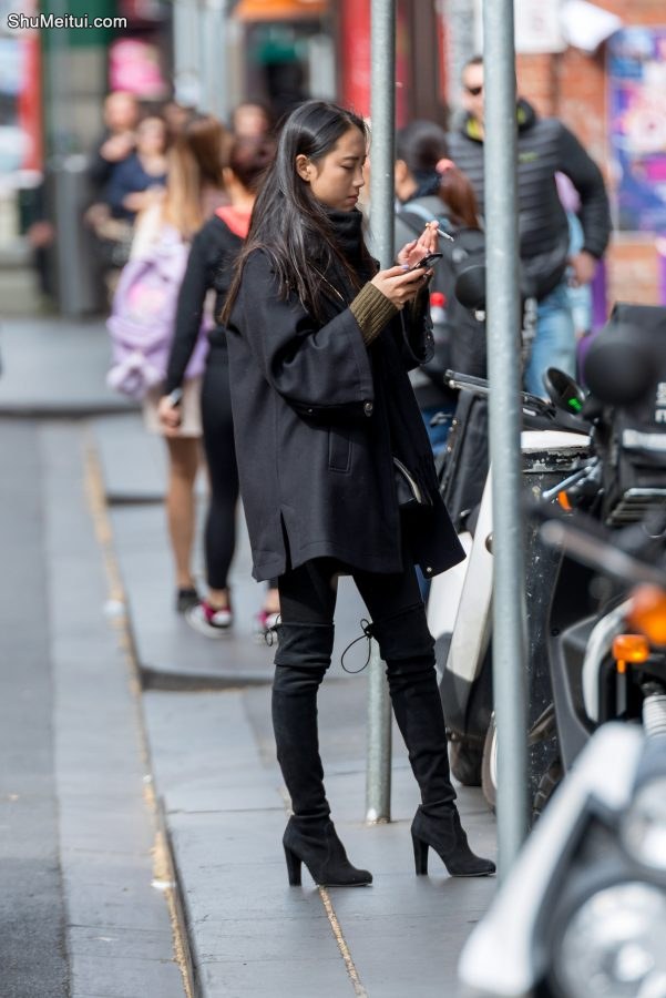 下边偶遇的美女抽烟的动作够诱人[第3张/共3张]