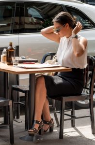 美妇洋妞就是猛，大清早看报纸外加一瓶伏特加